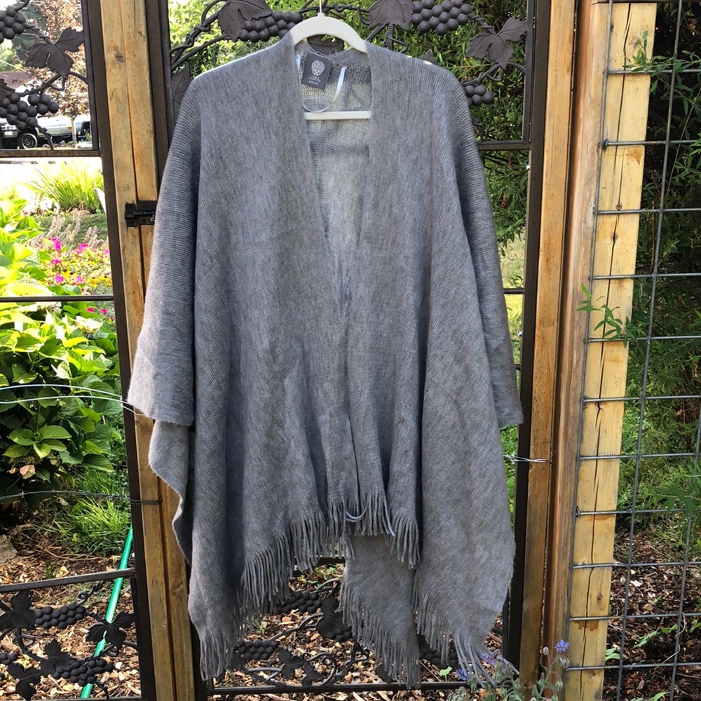 Vince Camuto gray acrylic poncho OS